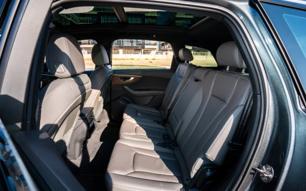 Grey Audi Q7 Photo 6