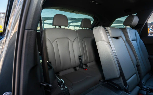 Grey Audi Q7 Photo 8
