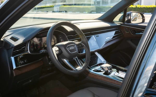 Grey Audi Q7 Photo 9