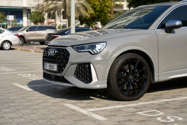 Серый Audi RSQ3 Photo 6