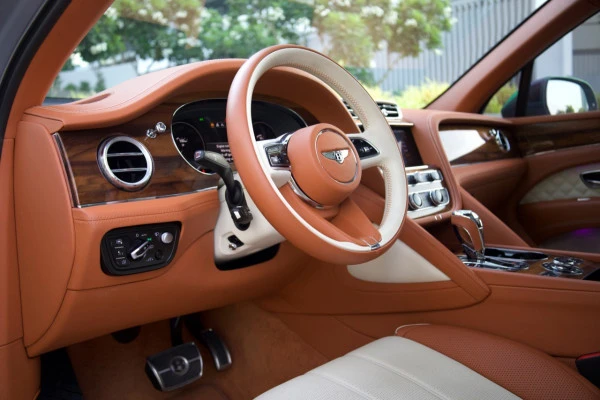 Grey Bentley Bentayga Photo 2