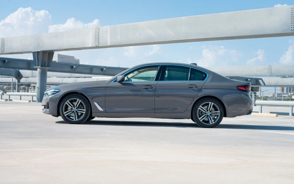 Grey BMW 520i Photo 2