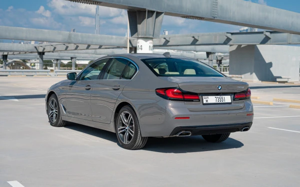 Grey BMW 520i Photo 3