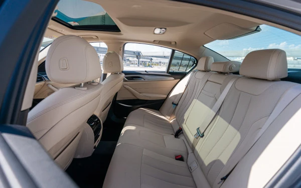 Grey BMW 520i Photo 6