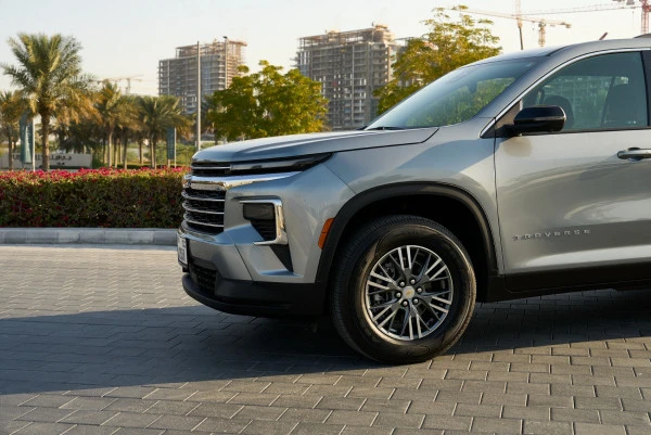 Серый Chevrolet Traverse Photo 2