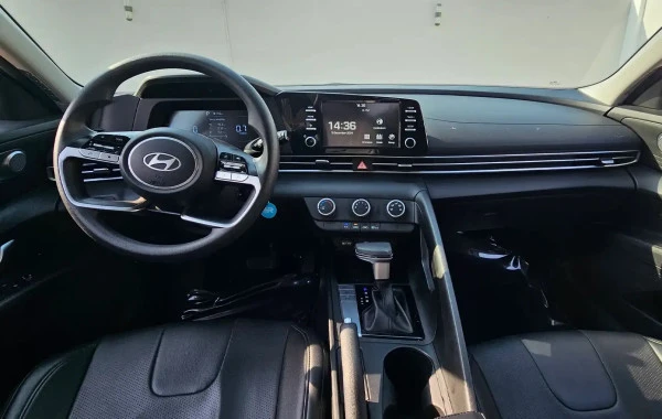 Grey Hyundai Elantra Photo 3