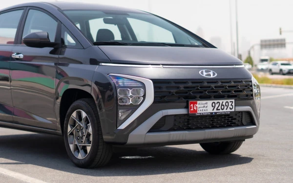 Grey Hyundai Stargazer Photo 2