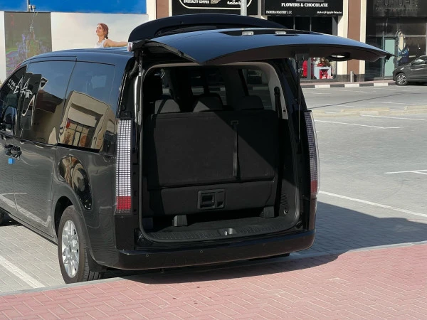 Серый Hyundai Staria Photo 3