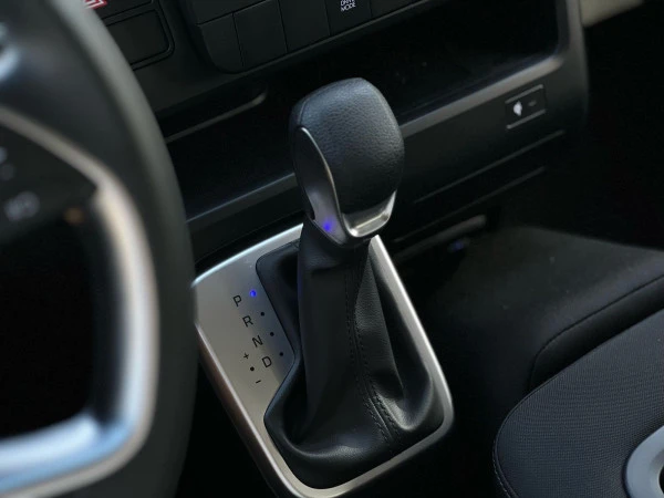 Серый Hyundai Staria Photo 4