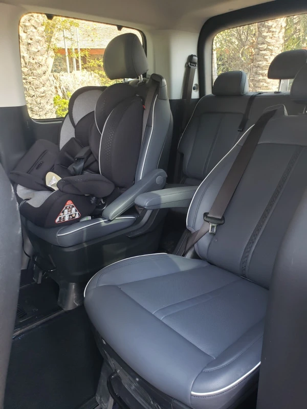 Серый Hyundai Staria Photo 7