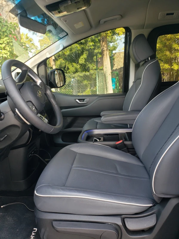Серый Hyundai Staria Photo 8