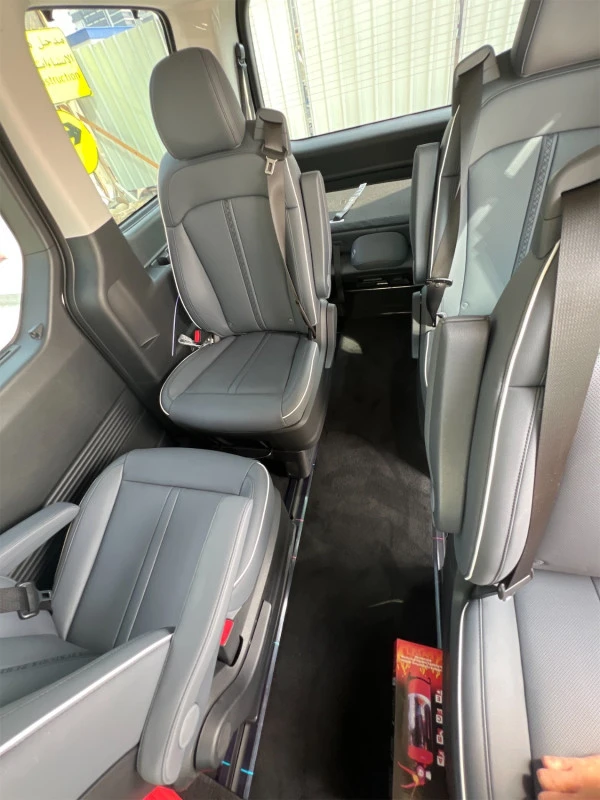 Серый Hyundai Staria Photo 9