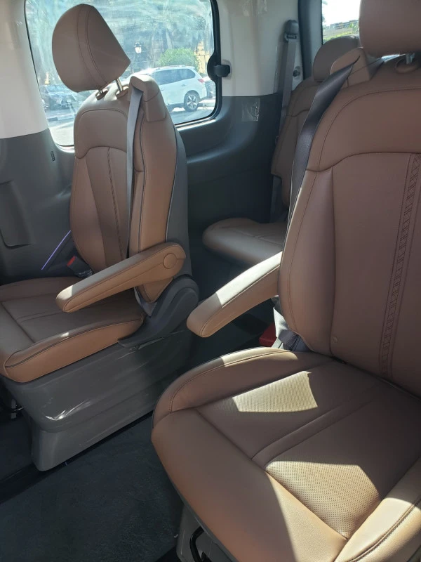 Grey Hyundai Staria 9S LUXE Photo 2
