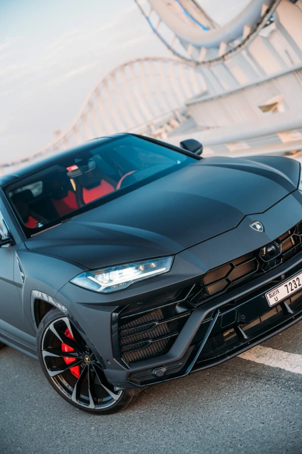 Черный Lamborghini Urus Photo 2