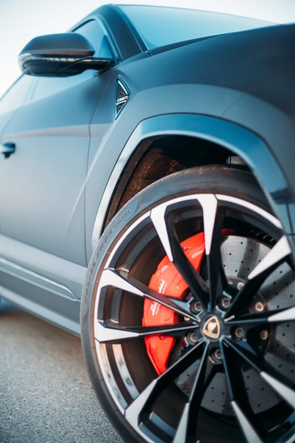 Черный Lamborghini Urus Photo 3