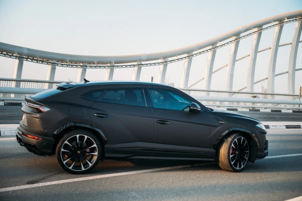 Черный Lamborghini Urus Photo 4