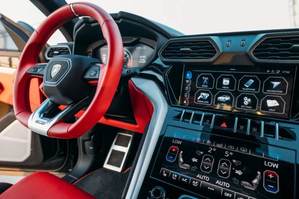 Черный Lamborghini Urus Photo 6