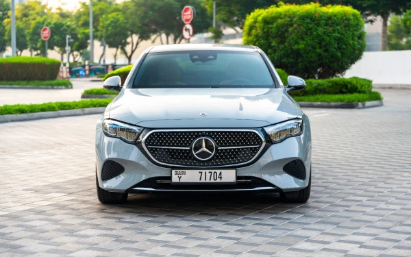 Grey Mercedes E200 Photo 2