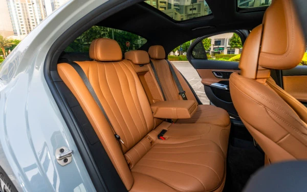Grey Mercedes E200 Photo 13
