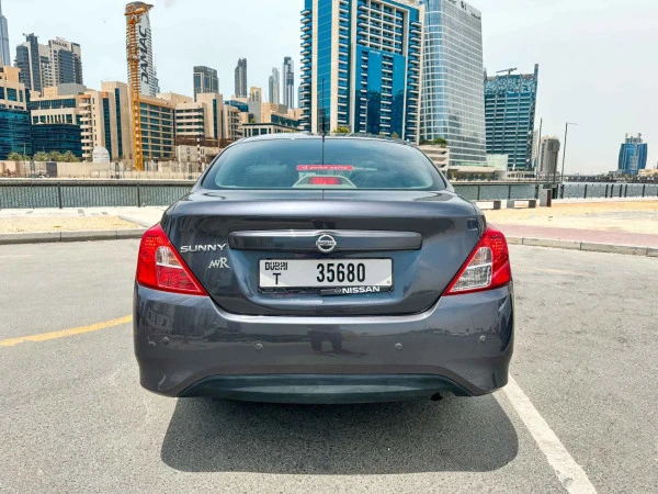 Grey Nissan Sunny Photo 3