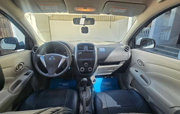 Grey Nissan Sunny Photo 3