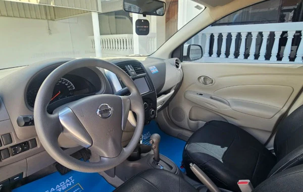 Grey Nissan Sunny Photo 4