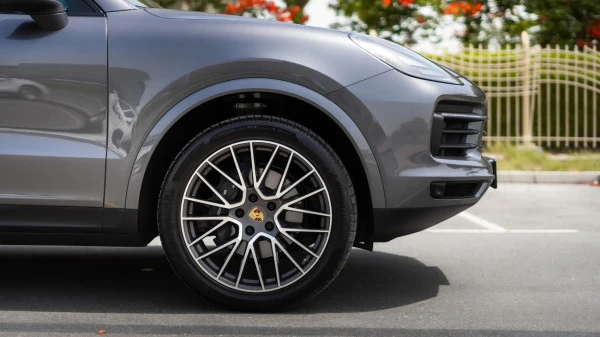 Grey Porsche Cayenne coupe Photo 7