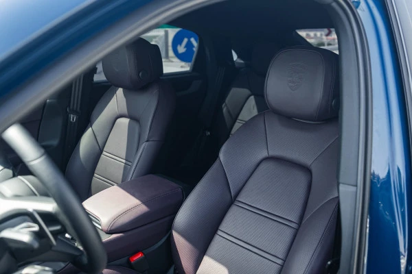 Grey Porsche Cayenne Photo 6