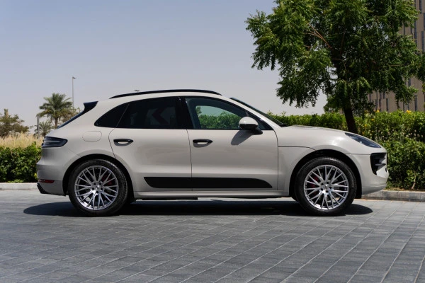 Grey Porsche Macan Photo 2