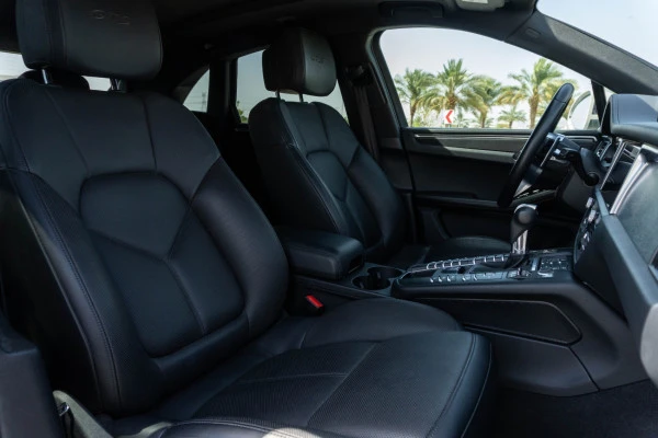 Grey Porsche Macan Photo 6