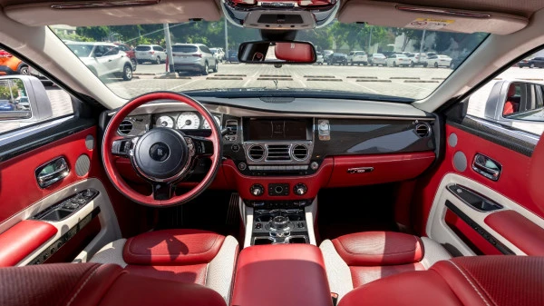 Silver Rolls Royce Ghost Photo 4