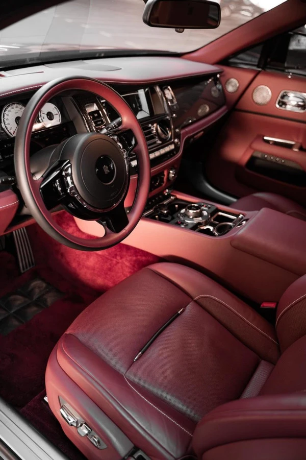 Бардовый Rolls Royce Wraith Black Badge Photo 2