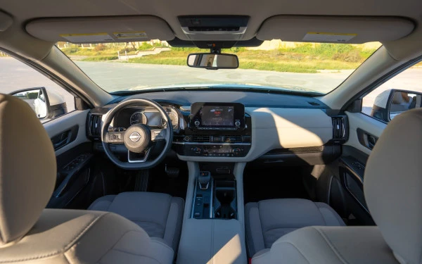 Жемчужно-белый Nissan Pathfinder Photo 7