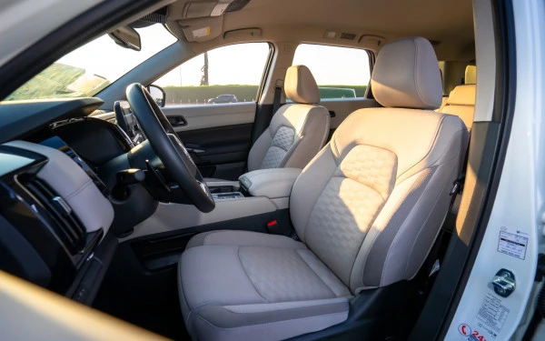 Жемчужно-белый Nissan Pathfinder Photo 6
