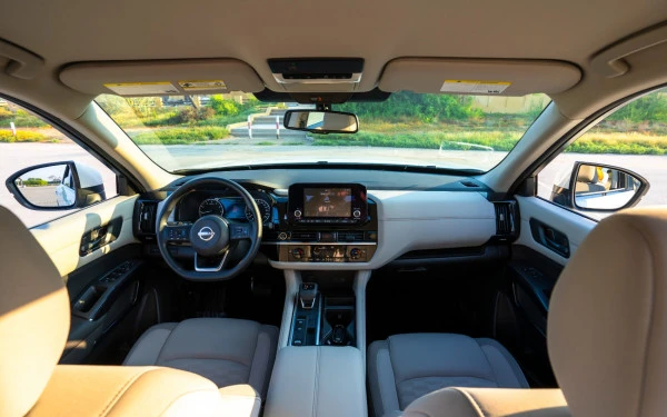 Жемчужно-белый Nissan Pathfinder Photo 10
