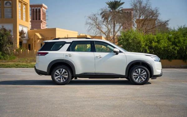 Pearl White Nissan Pathfinder Photo 3