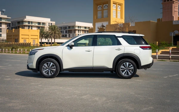 Pearl White Nissan Pathfinder Photo 4