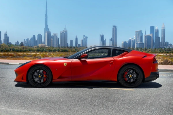 Красный Ferrari 812 Superfast Photo 2