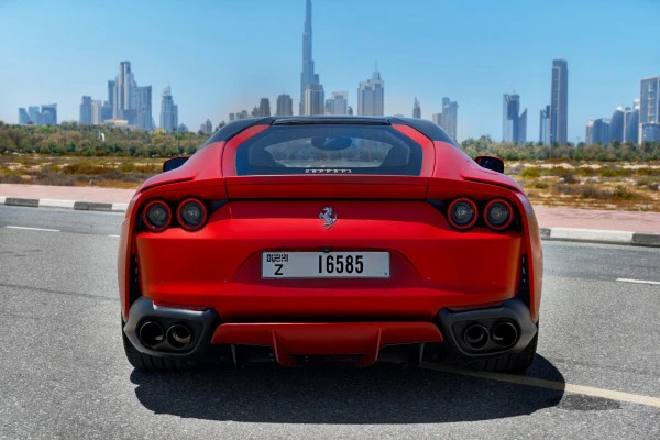 Красный Ferrari 812 Superfast Photo 3