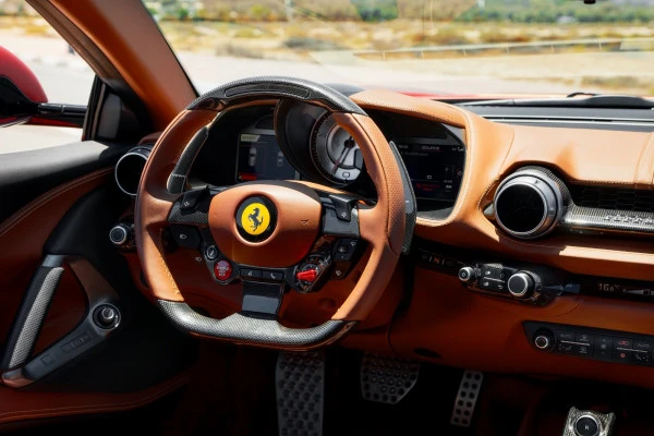 Красный Ferrari 812 Superfast Photo 4
