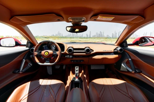 Красный Ferrari 812 Superfast Photo 5