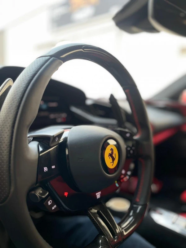 Красный Ferrari SF90 Photo 3