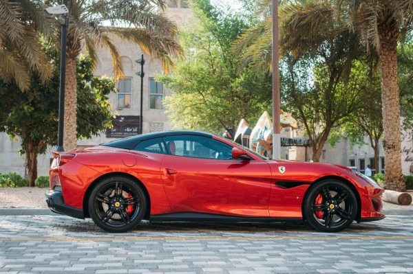 Red Ferrari Portofino Rosso Photo 3