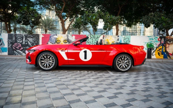 Red Ford Mustang cabrio Photo 2