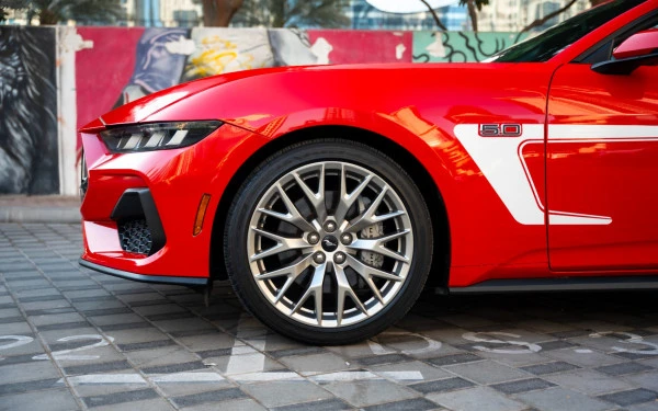 Red Ford Mustang cabrio Photo 3