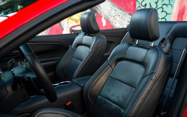 Red Ford Mustang cabrio Photo 4