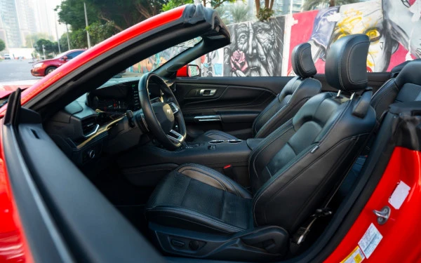 Red Ford Mustang cabrio Photo 5