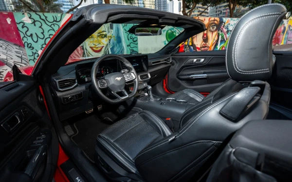 Red Ford Mustang cabrio Photo 20