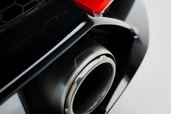 Красный Lamborghini Huracan Evo Akropovic Photo 8