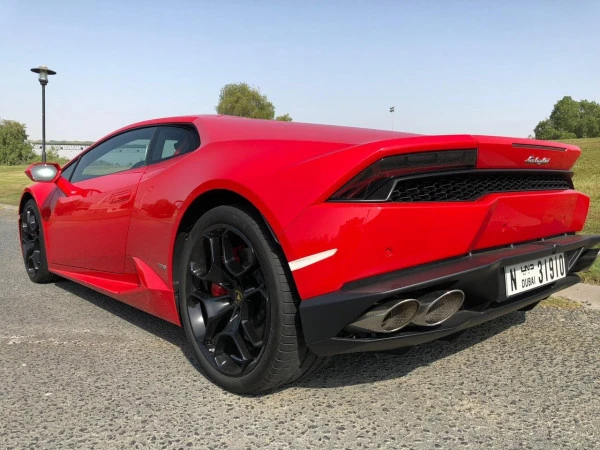 Red Lamborghini Huracan Photo 2